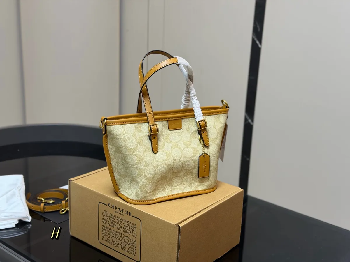 Coach Bucket Bag - 21 × 16 cm — source photograph 1 of 3
