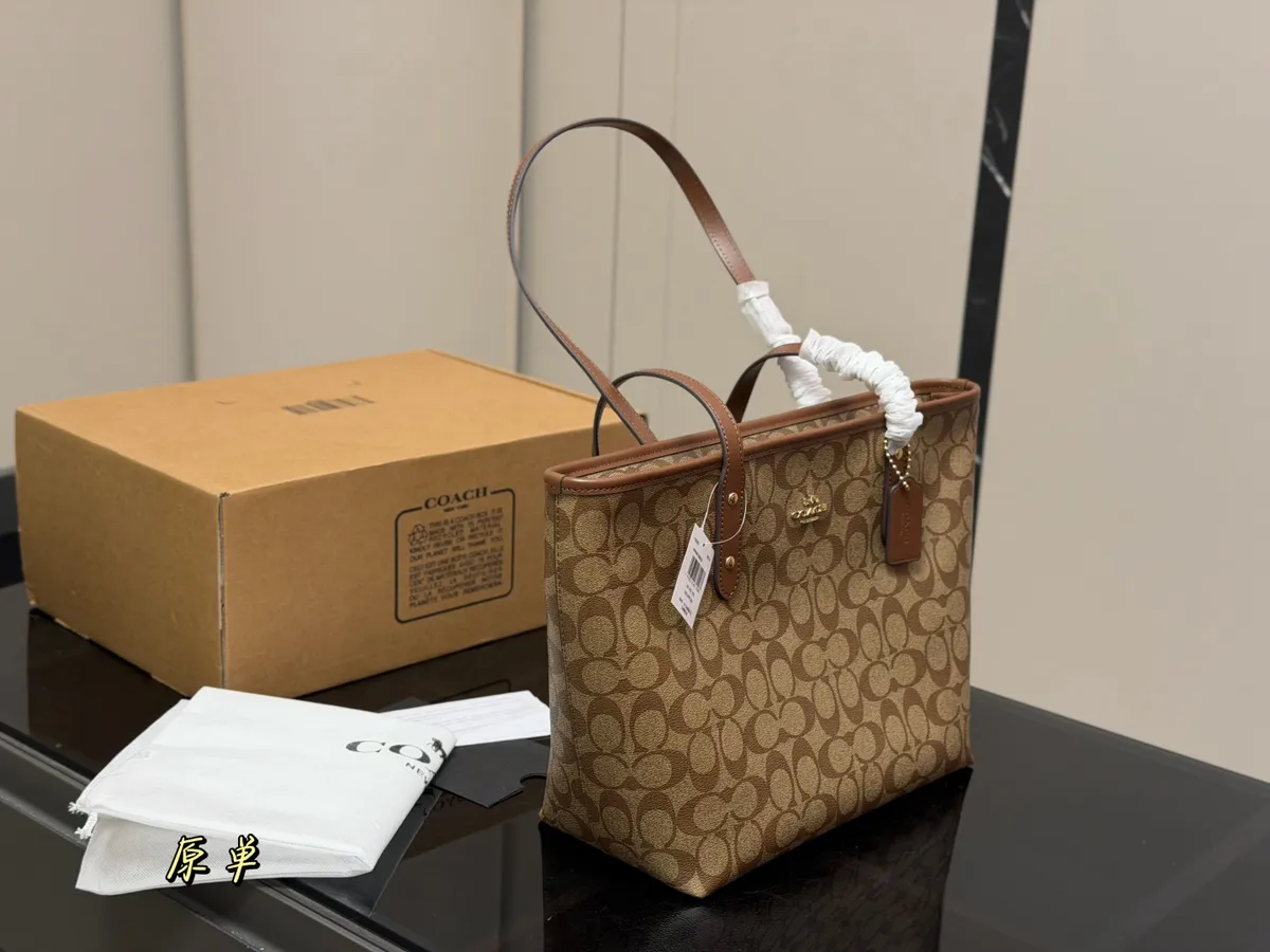 Coach City Tote Bag Replica — source photograph 1 of 3