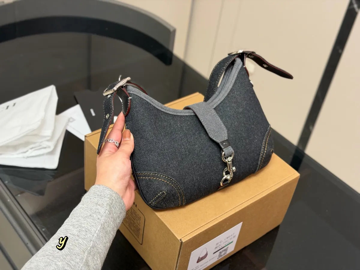 Coach Crossbody Bag - 26 × 19 cm — source photograph 1 of 3