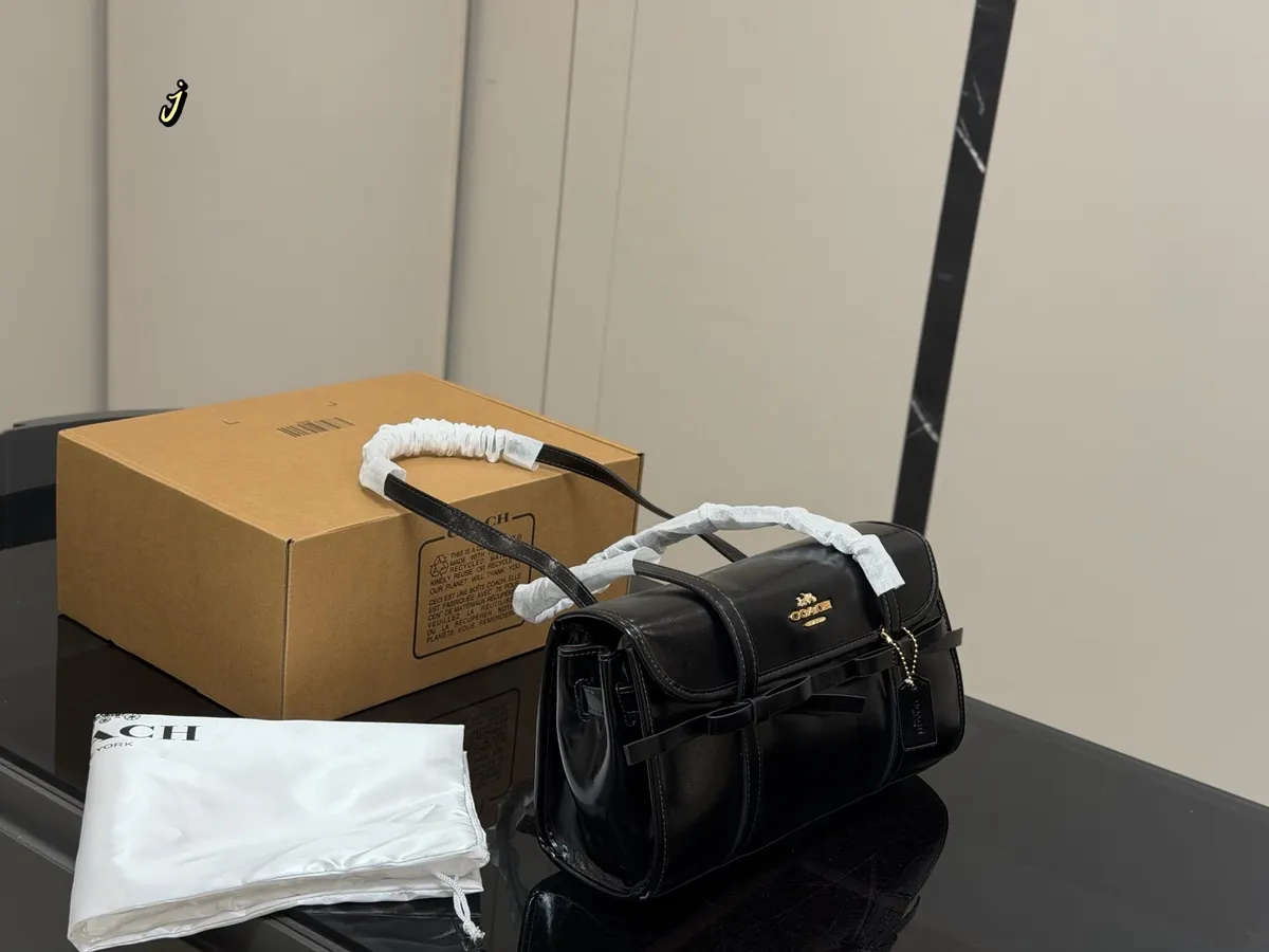 Coach Flap Shoulder Bag - 31 × 16 cm — source photograph 1 of 3