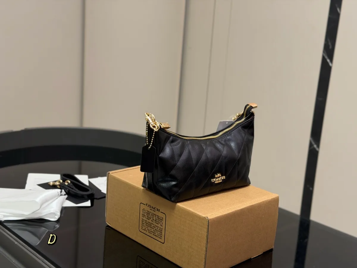 Coach Handbag - 21 × 13 cm — source photograph 1 of 3