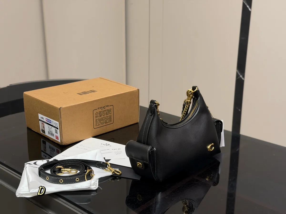 Coach Handbag - 22 × 13 cm — source photograph 1 of 3