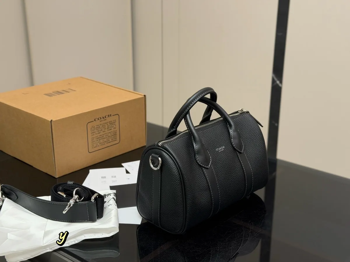 Coach Handbag - 24 × 16 cm — source photograph 1 of 3