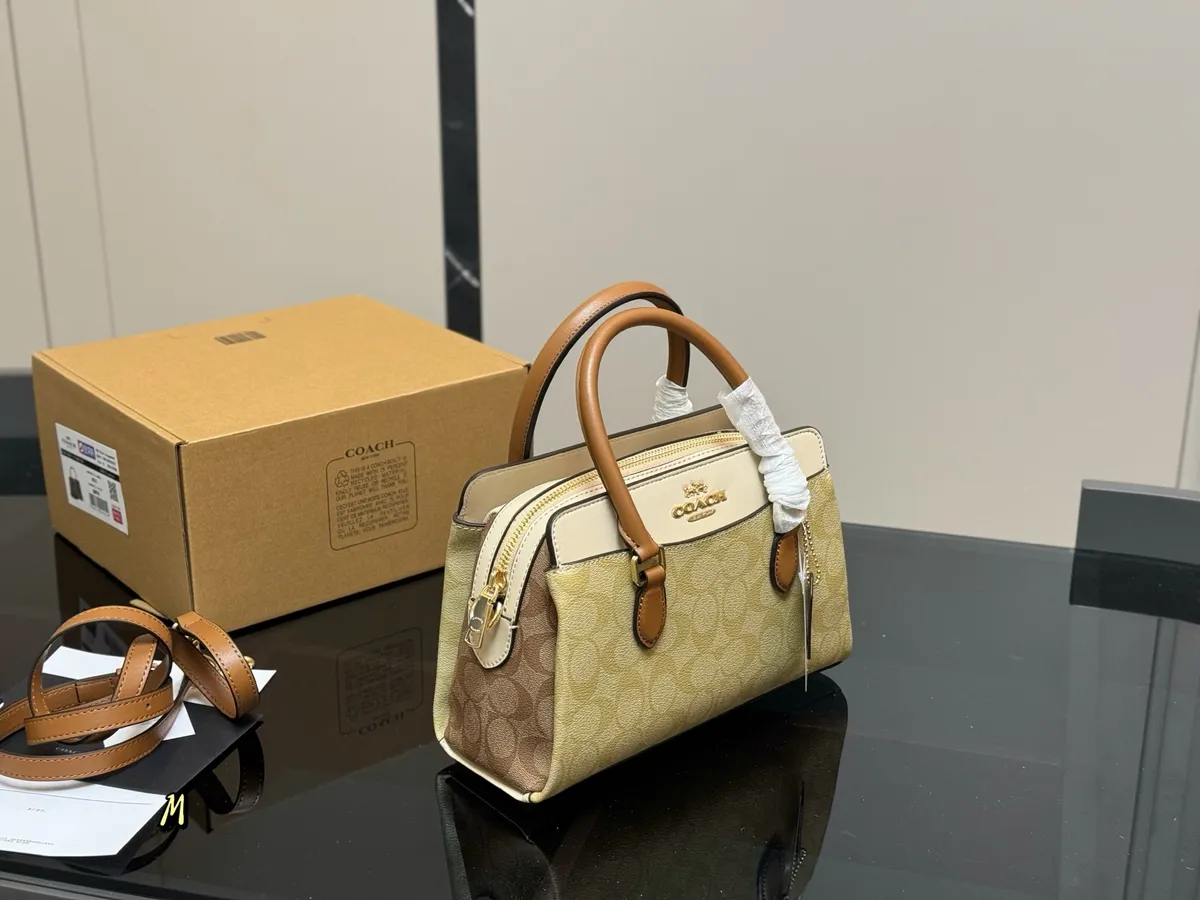 Coach Handbag - 25 × 17 cm — source photograph 1 of 3