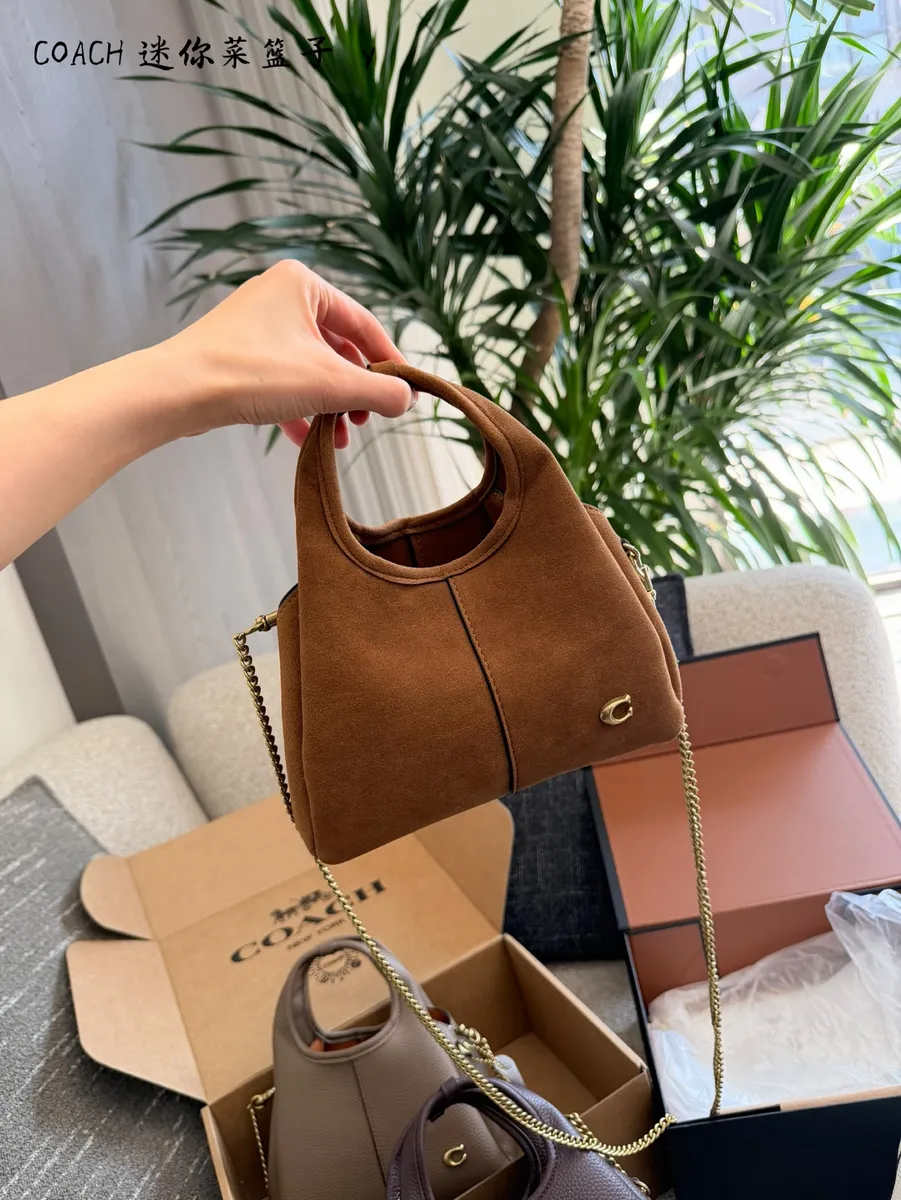 Coach Lana Bucket Bag - 22.5 × 31.5 × 13.5 cm — source photograph 1 of 3