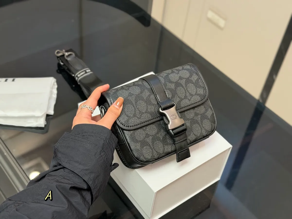 Coach Messenger Bag - 18 × 13 cm — source photograph 1 of 3
