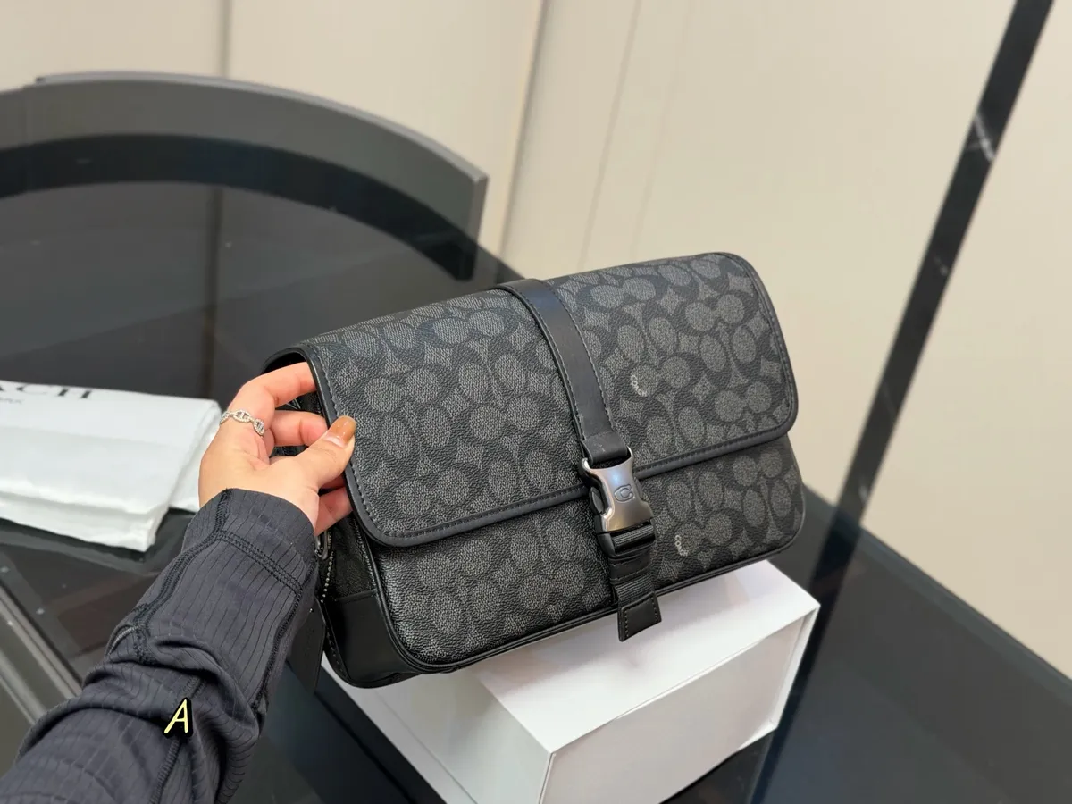 Coach Messenger Bag - 28 × 18 cm — source photograph 1 of 3