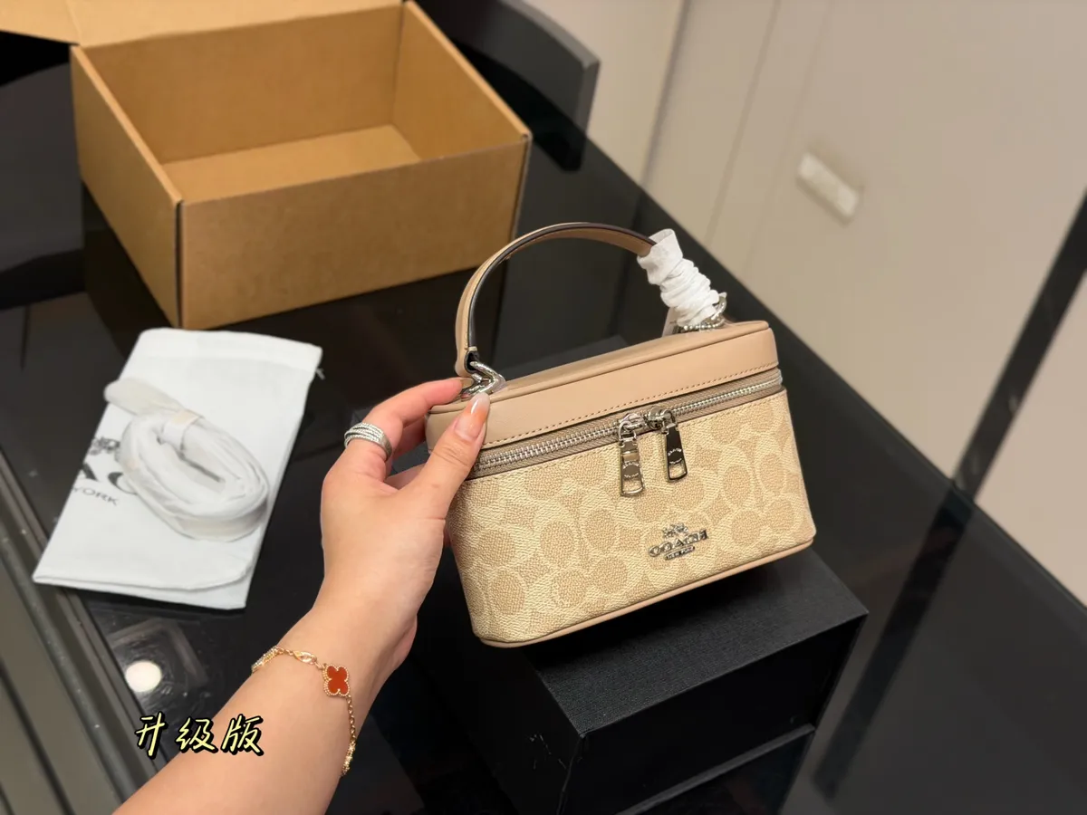 Coach Mini Bag - 19 × 12 cm — source photograph 1 of 3