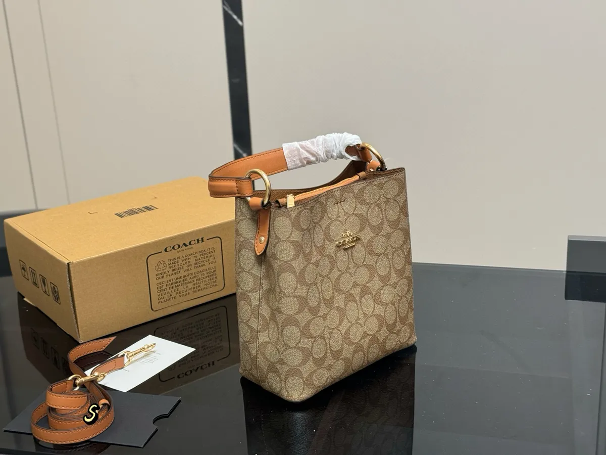 Coach Mollie Bucket Bag Replica - 20 × 22 cm — source photograph 1 of 3