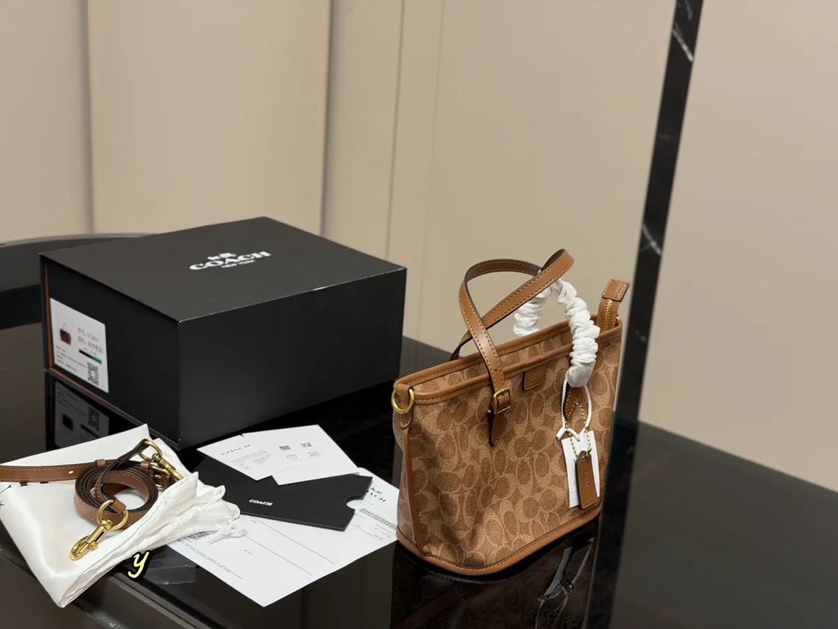 Coach Monogram Tote Bag - 21 × 16.5 cm — source photograph 1 of 3