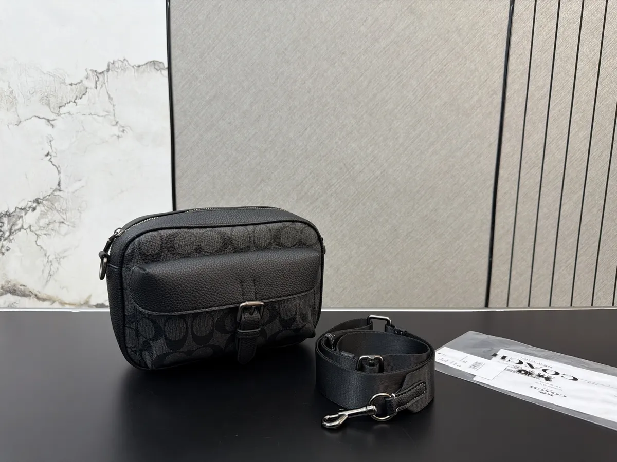 Coach Printed Camera Bag - 22 × 16 cm — source photograph 1 of 3