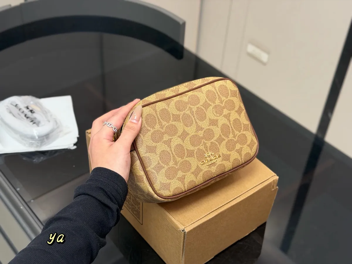 Coach Shoulder Bag - 19 × 14 cm — source photograph 1 of 3