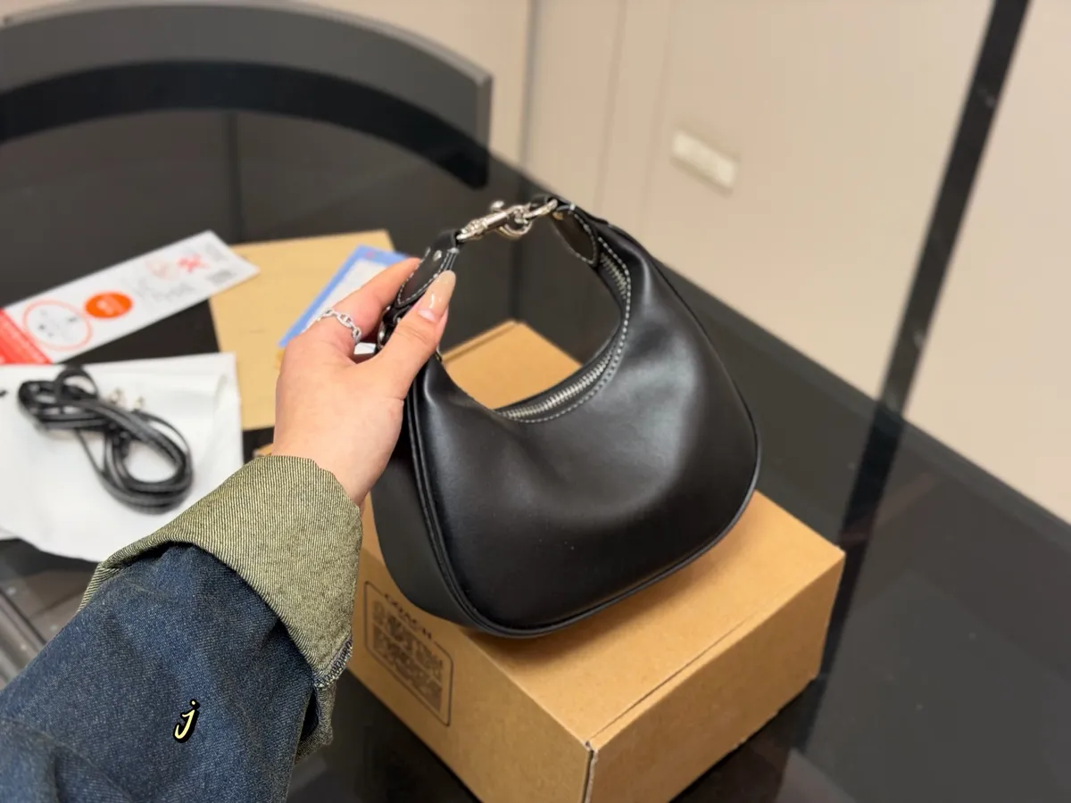 Coach Shoulder Bag - 20 × 12 cm — source photograph 1 of 3
