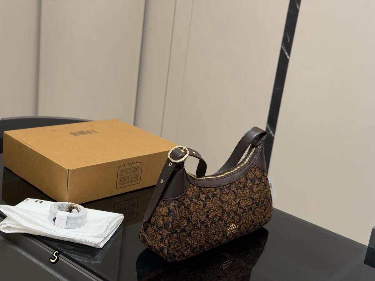Coach Shoulder Bag - 34 × 21 cm — source photograph 1 of 3