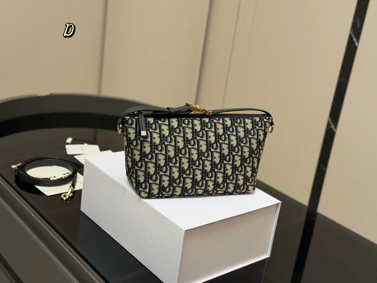 Dior Handbag - 23 × 13 cm — source photograph 1 of 3