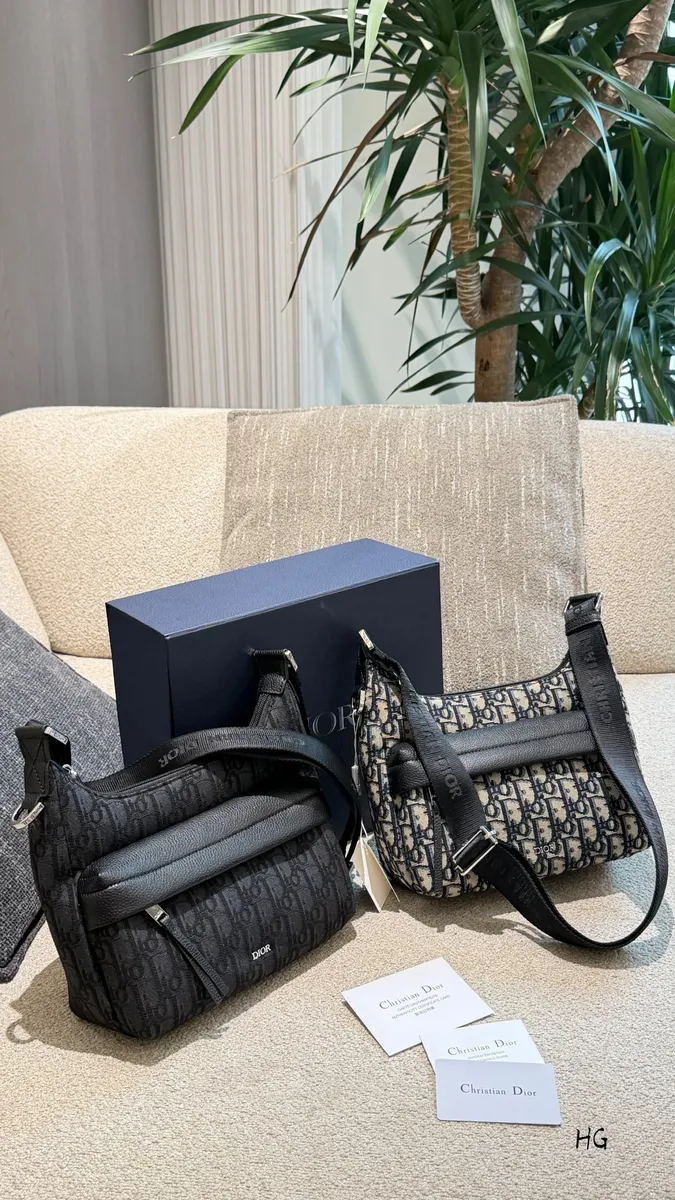 Dior Handbag - 23 cm — source photograph 1 of 3
