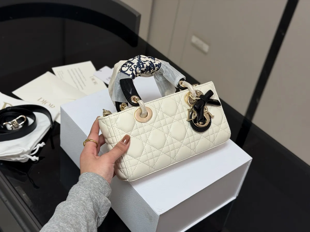 Dior Lady Bow Handbag - 22 × 11 cm — source photograph 1 of 3