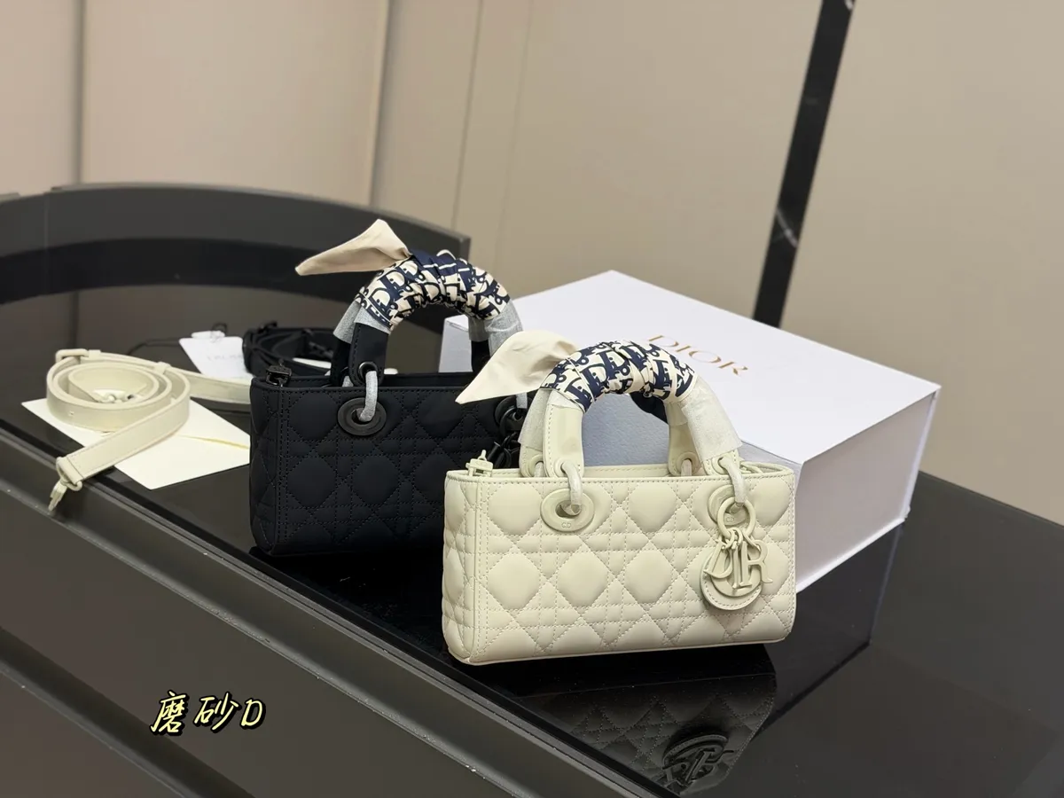 Dior Lady Handbag - 22 × 11 cm — source photograph 1 of 3