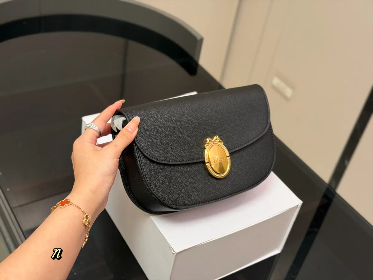 Dior Medailon Monogram Flap Shoulder Bag - 23 × 16 cm — source photograph 1 of 3