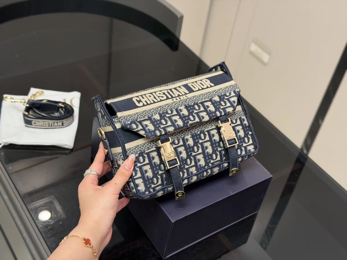 Dior Messenger Bag - 23 × 16 cm — source photograph 1 of 3