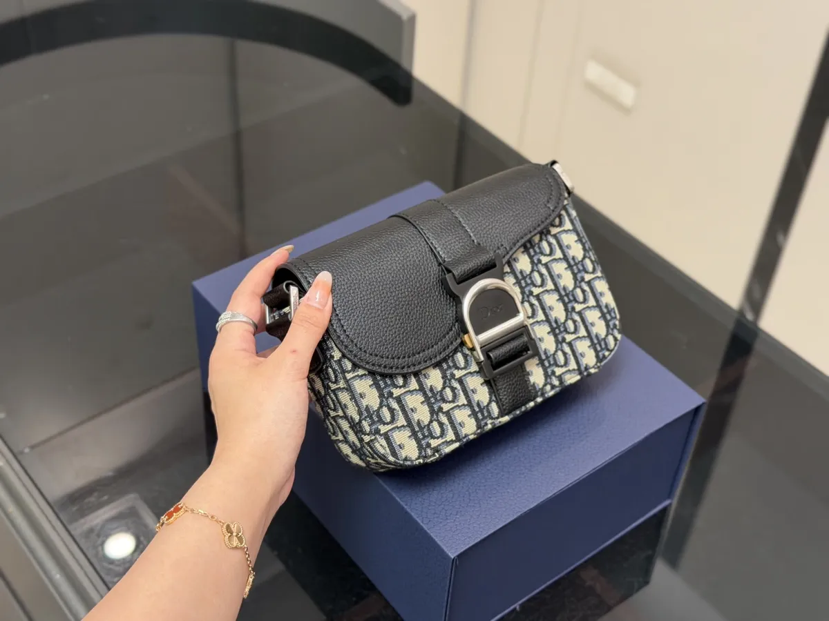 Dior Monogram Messenger Bag - 20 × 14 cm — source photograph 1 of 3