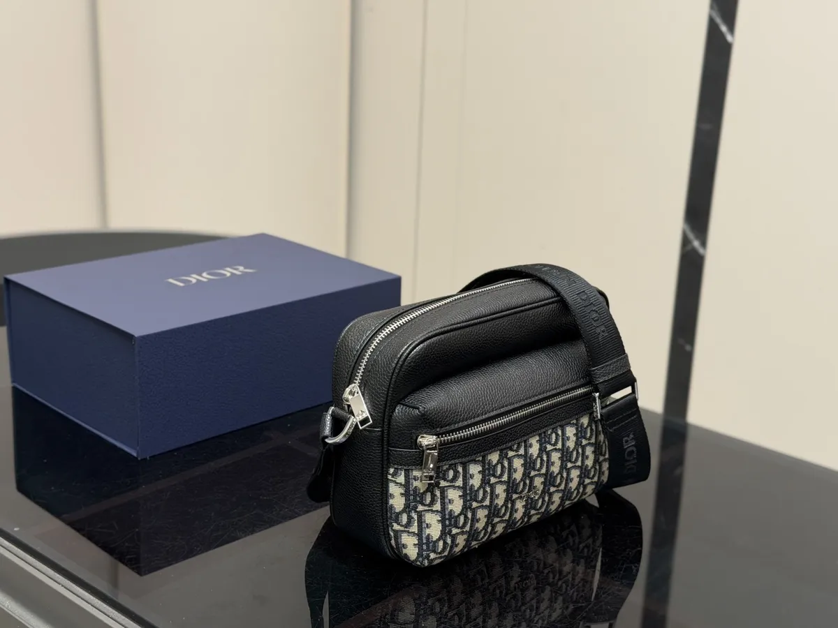 Dior Monogram Messenger Bag - 22 × 18 cm — source photograph 1 of 3