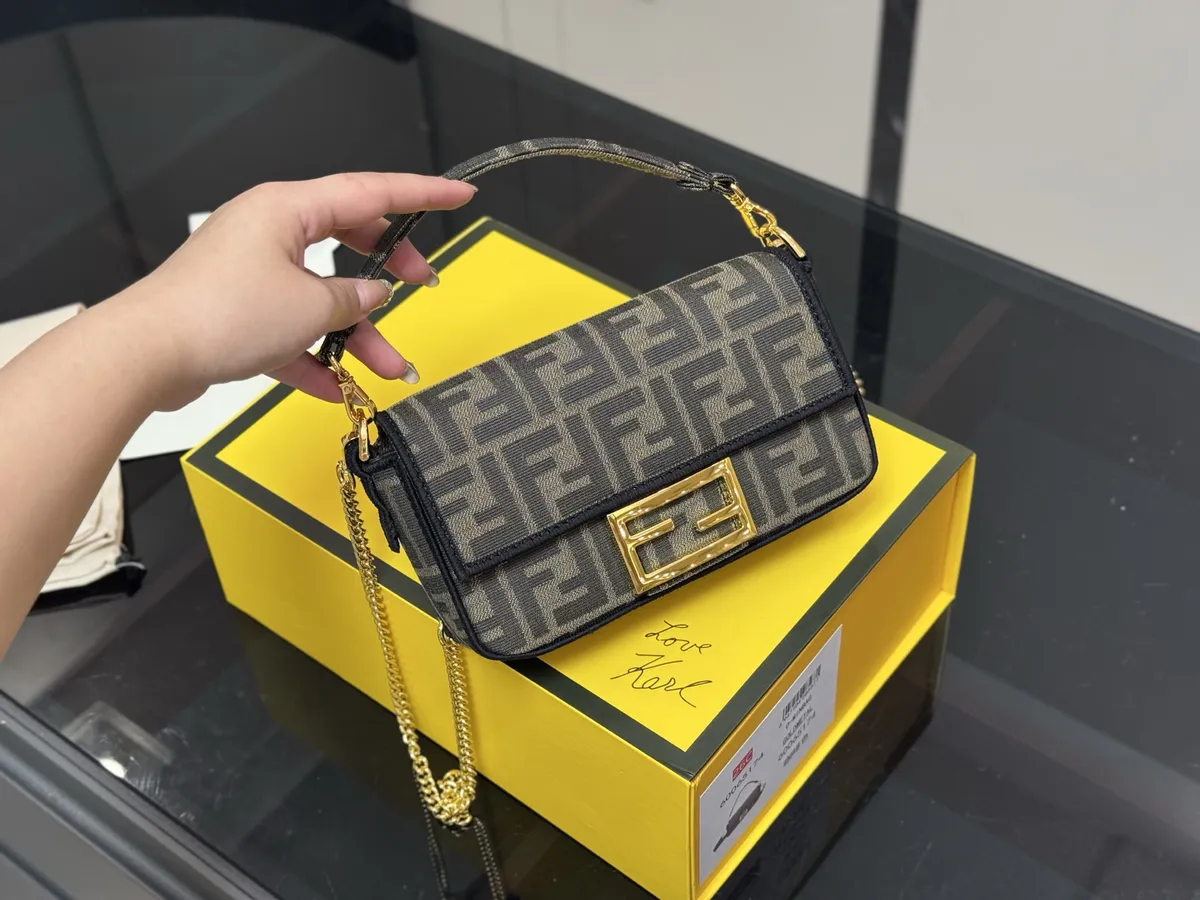 Fendi Baguette Crossbody Bag - 20 × 12 cm — source photograph 1 of 3