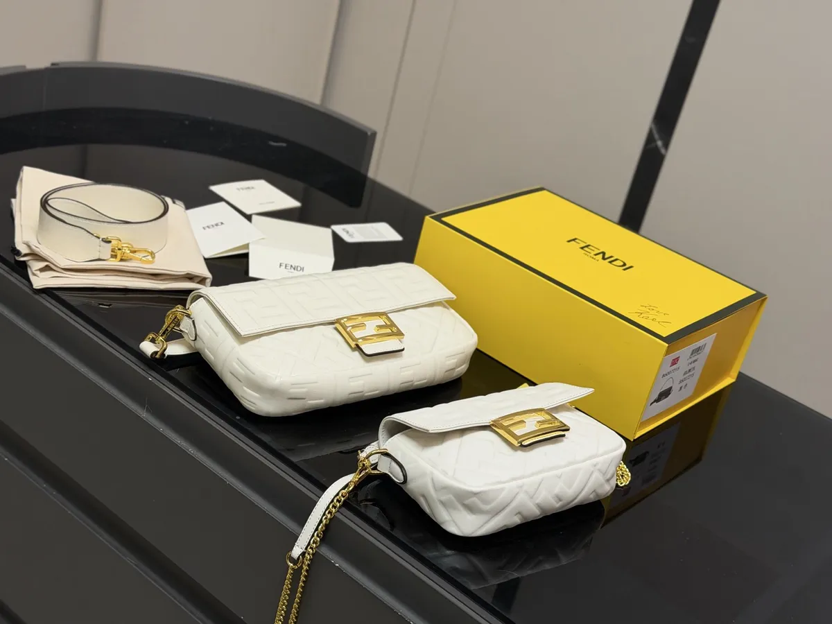 Fendi Baguette Crossbody Bag - 25 × 15 cm Options — source photograph 1 of 3