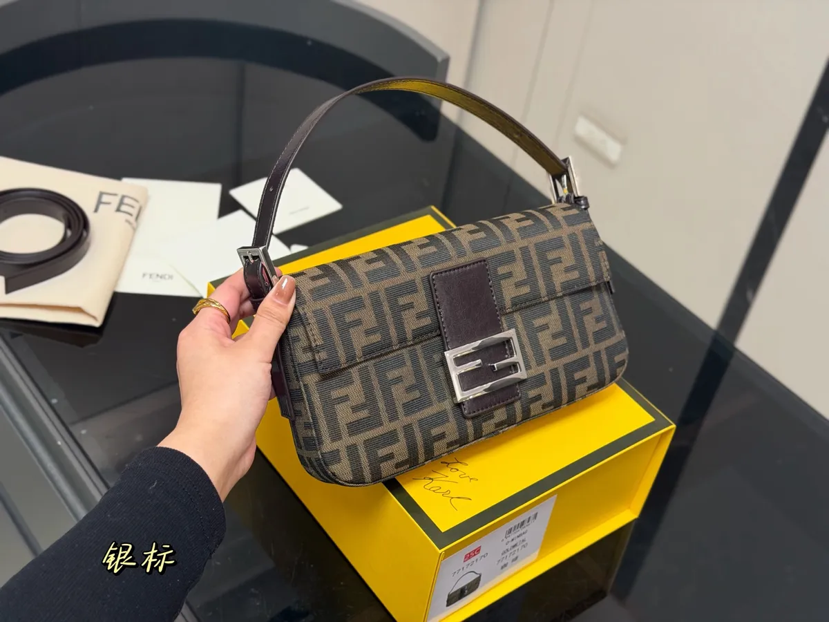 Fendi Baguette Crossbody Bag - 25 cm — source photograph 1 of 3