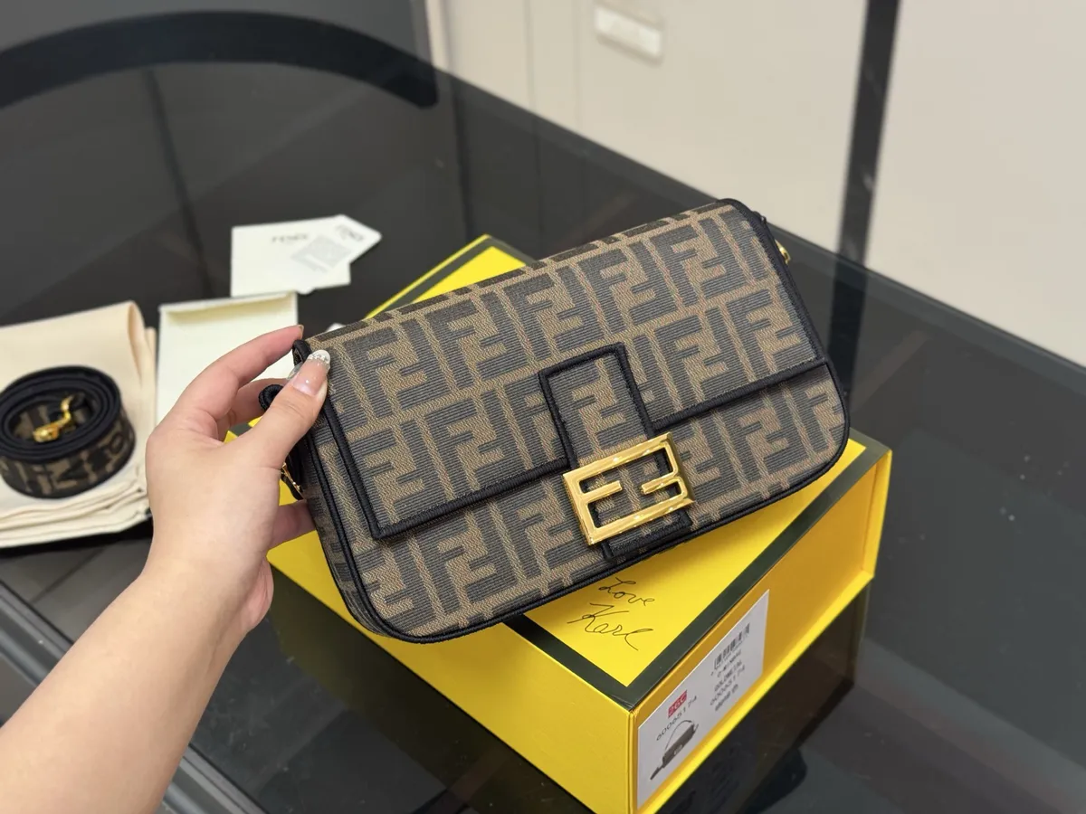 Fendi Baguette Crossbody Bag - 27 × 15 cm — source photograph 1 of 3