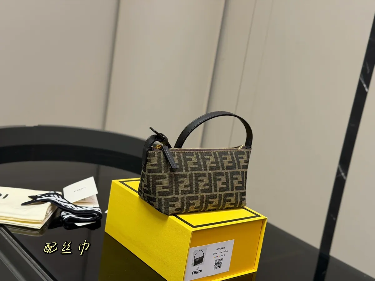 Fendi Baguette Shoulder Bag - 19 × 11 cm — source photograph 1 of 3