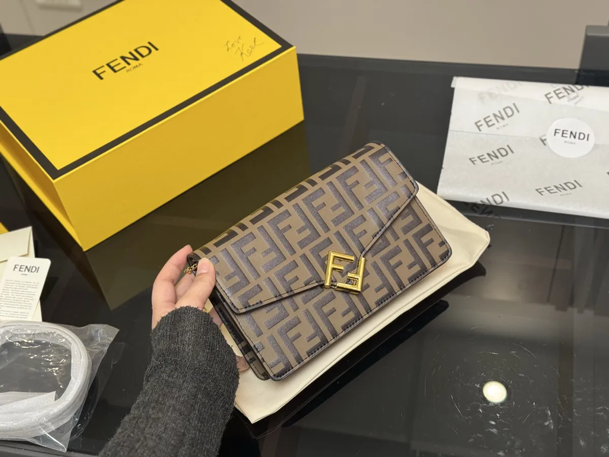 Fendi Belt Bag - 21 × 13 cm — source photograph 1 of 3