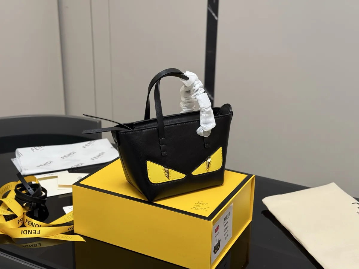 Fendi Bucket Bag - 16 × 13 cm — source photograph 1 of 3