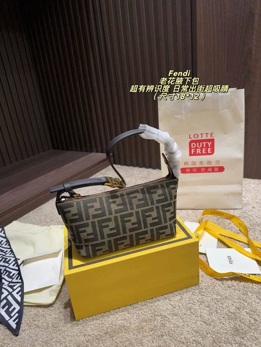 Fendi Chain Shoulder Bag — source photograph 1 of 3