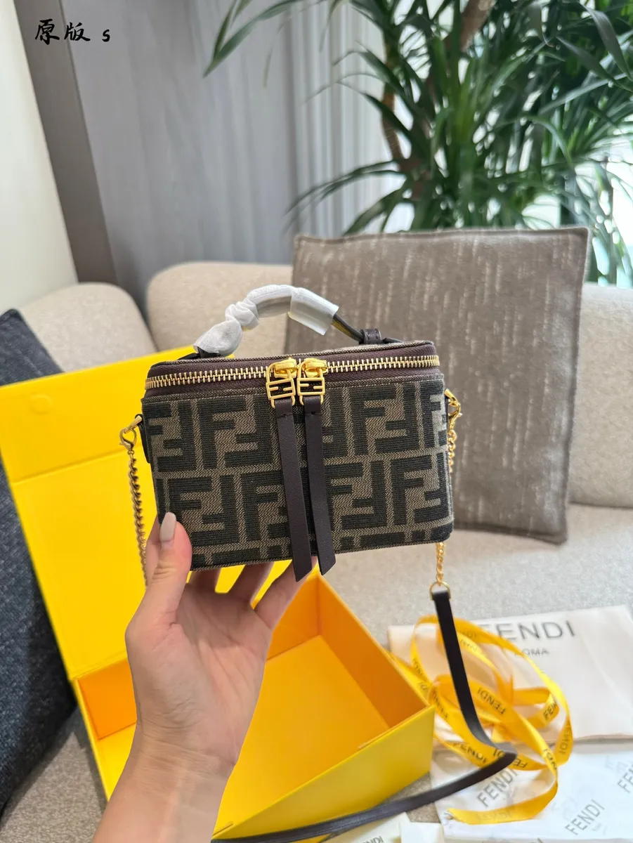 Fendi Handbag - 16 cm — source photograph 1 of 3
