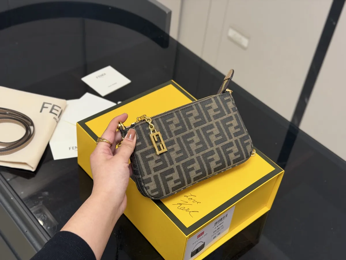 Fendi Handbag - 20 × 12 cm — source photograph 1 of 3