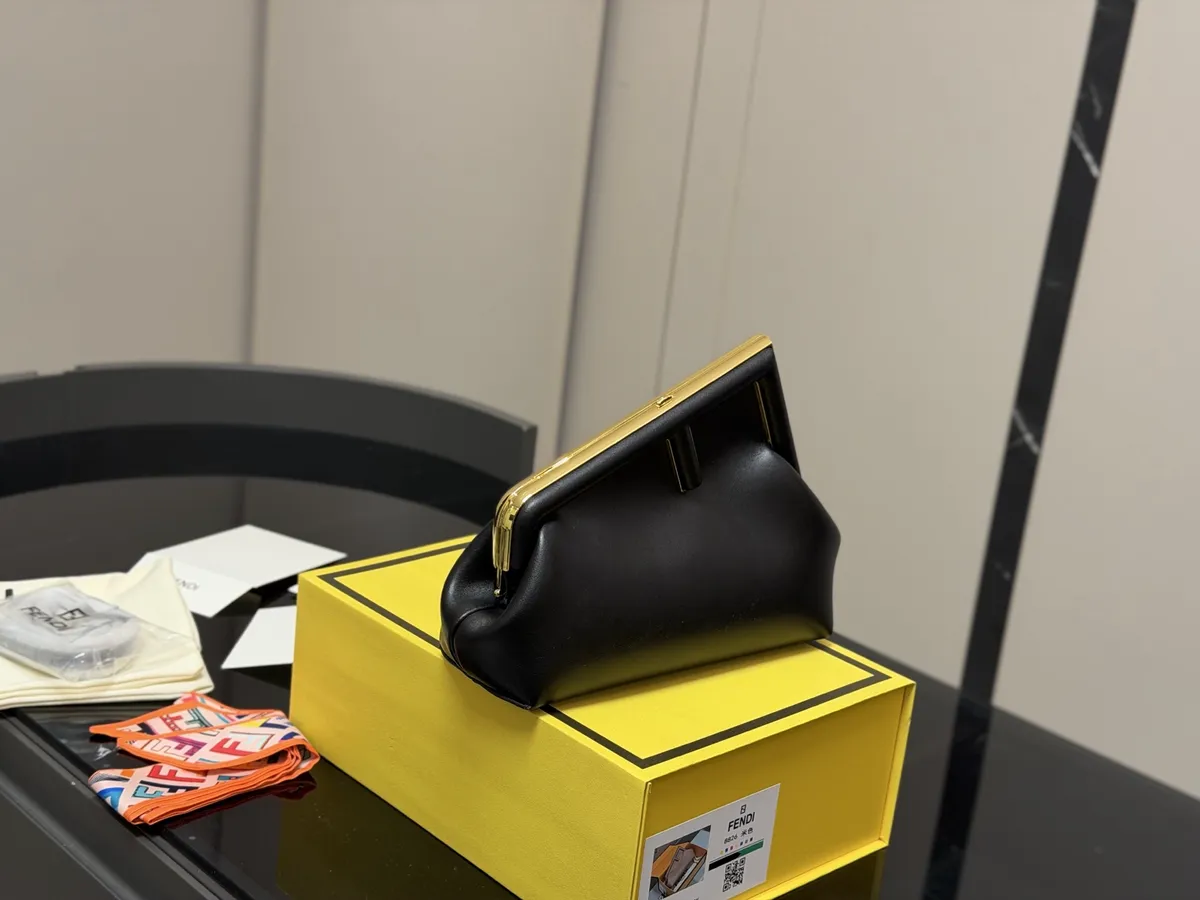 Fendi Handbag - 23 × 17 cm — source photograph 1 of 3
