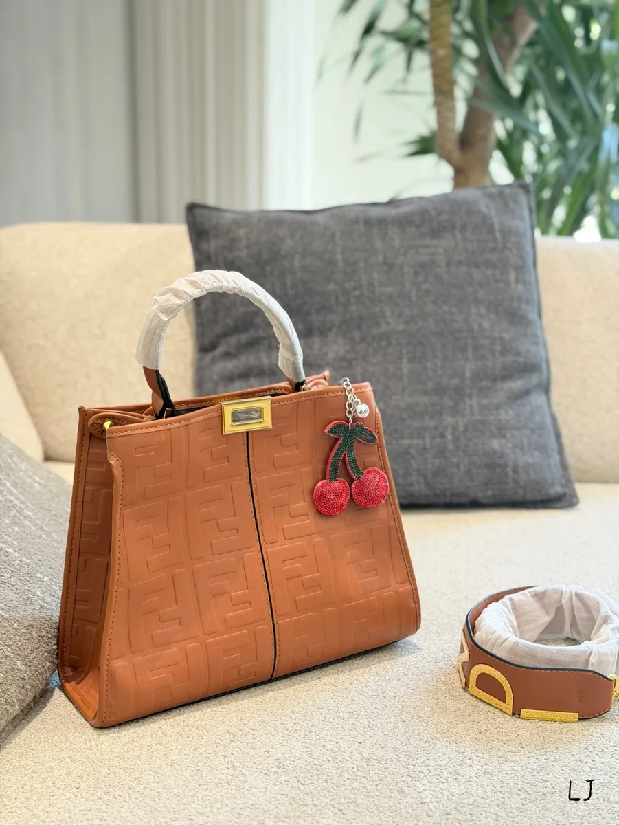 Fendi Peekaboo Crossbody Bag - 27 × 21 × 10 cm — source photograph 1 of 3