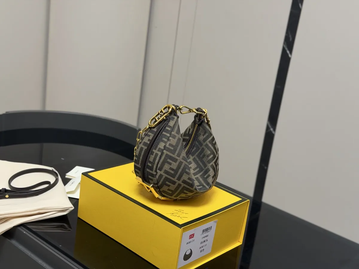 Fendi Shoulder Bag - 21 × 14 cm — source photograph 1 of 3