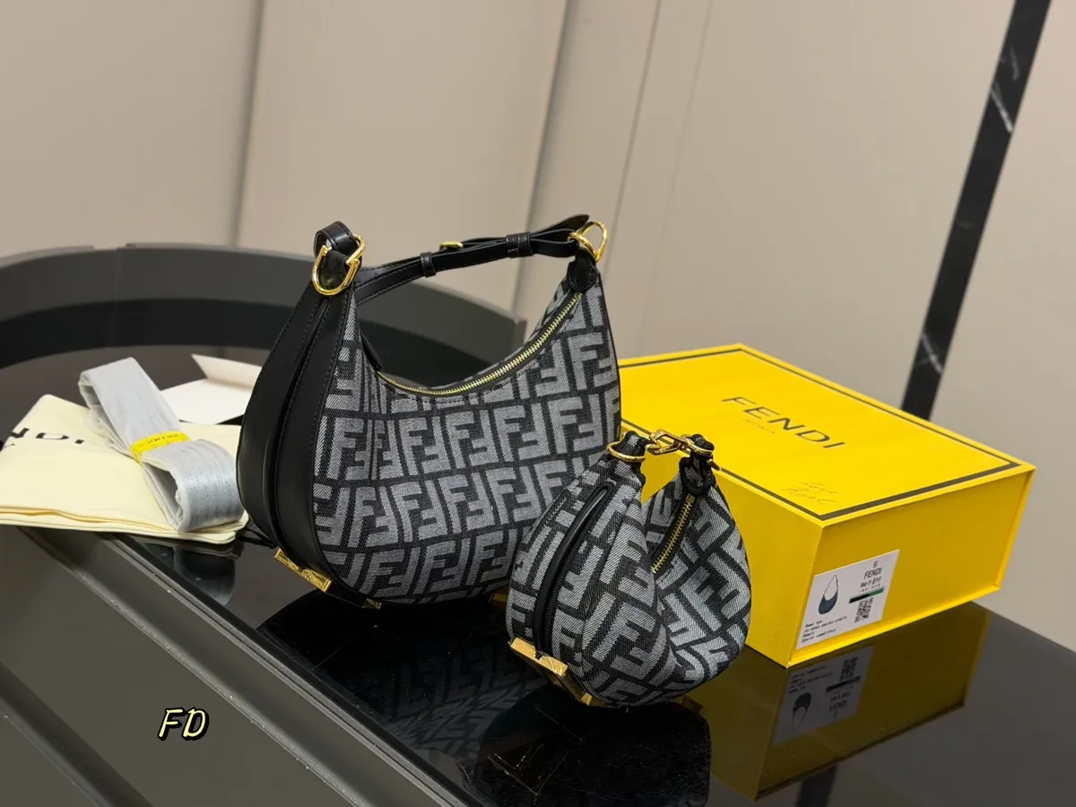 Fendi Shoulder Bag - 28 × 16 cm Options — source photograph 1 of 3