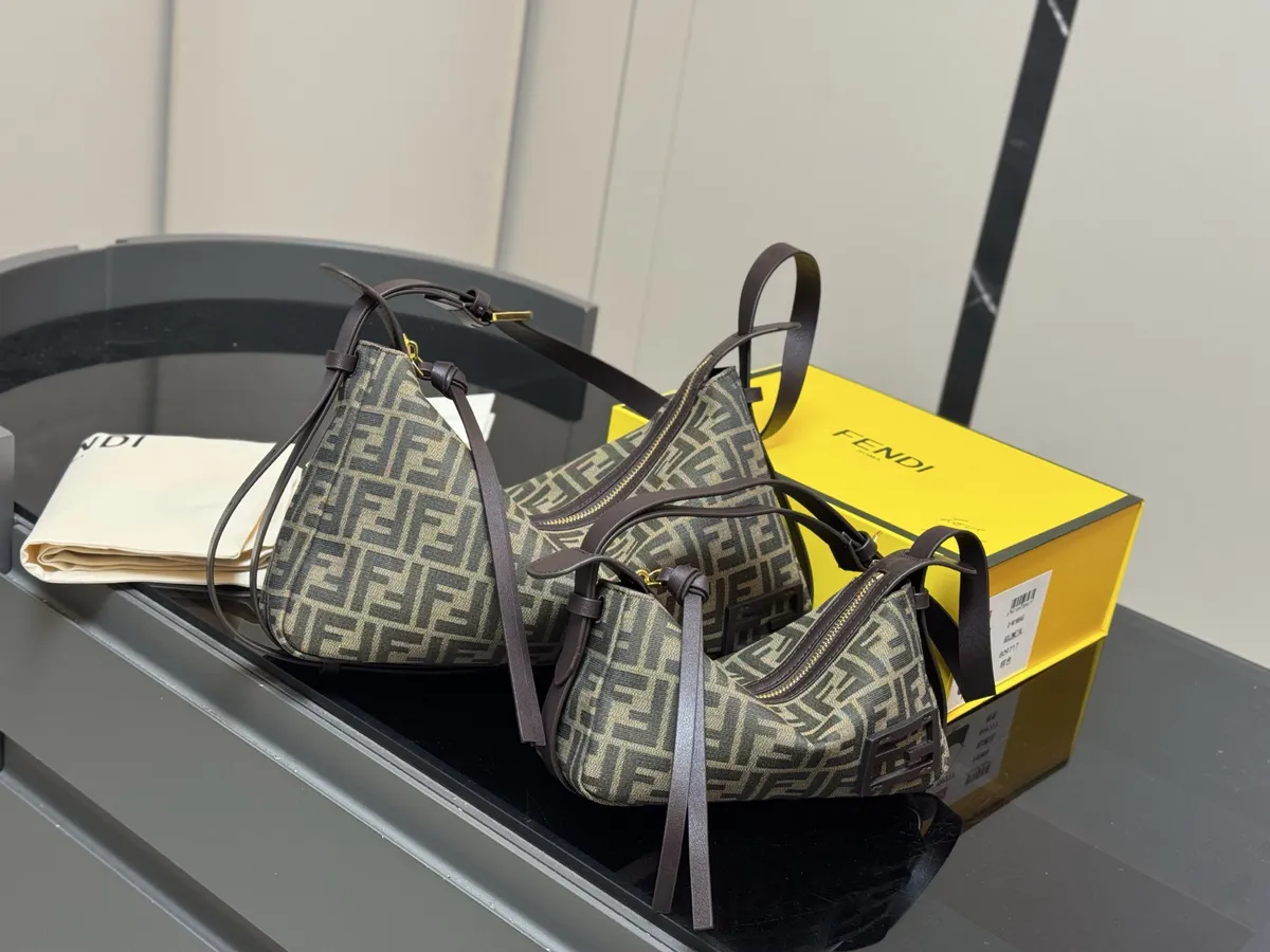 Fendi Shoulder Bag - 33 × 19 cm Options — source photograph 1 of 3