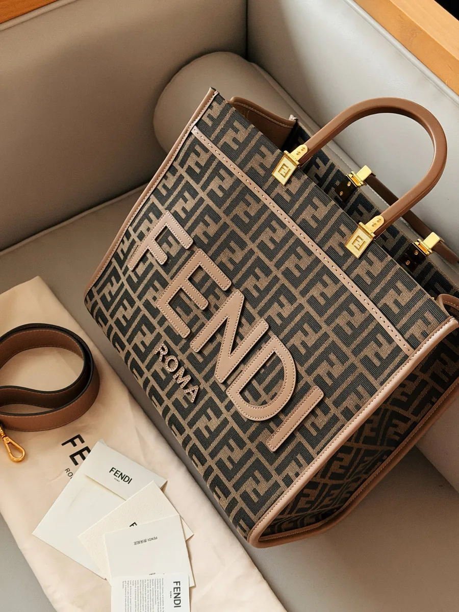 Fendi Tote Bag - 35 × 30 cm — source photograph 1 of 3