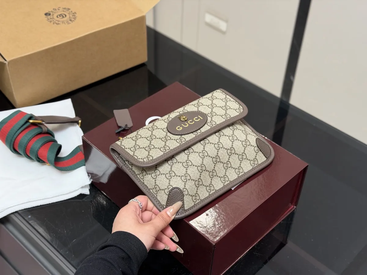Gucci Belt Bag - 24 × 16 cm Options — source photograph 1 of 3