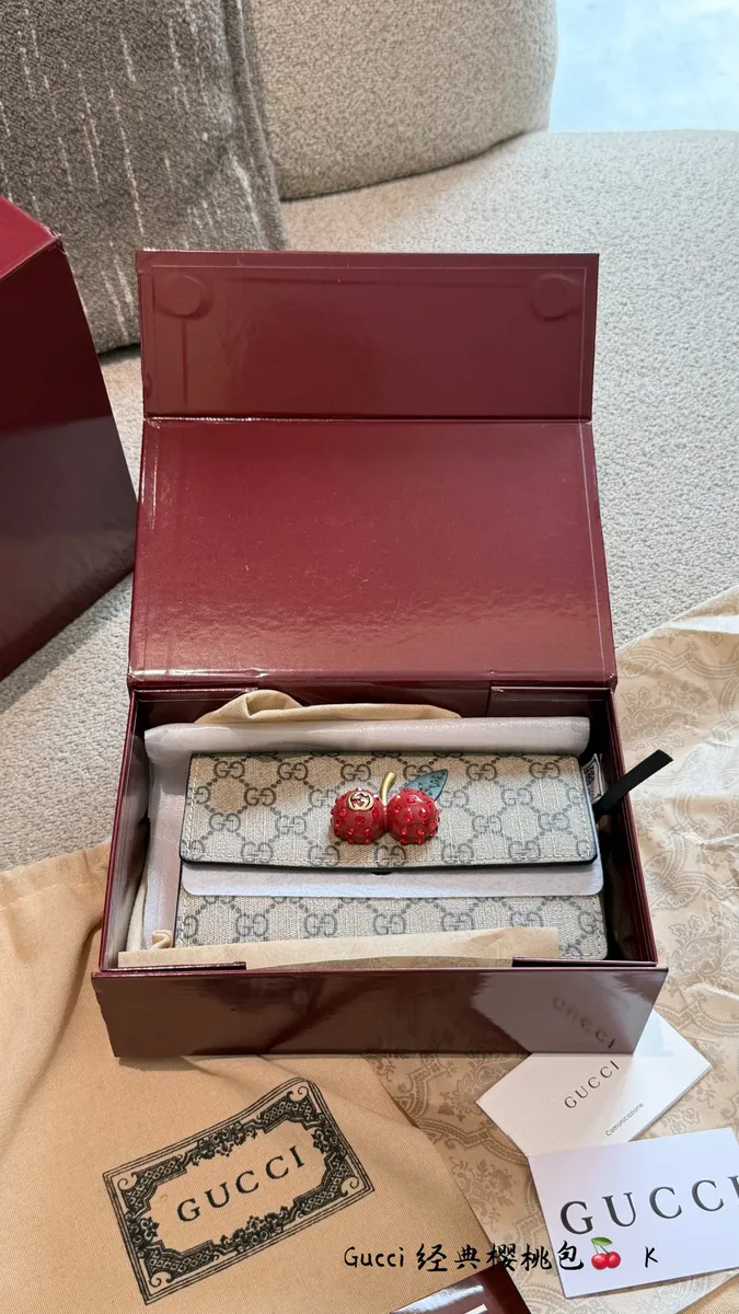 Gucci Canvas Chain Clutch Bag - 16.5 × 10 × 3 cm — source photograph 1 of 3