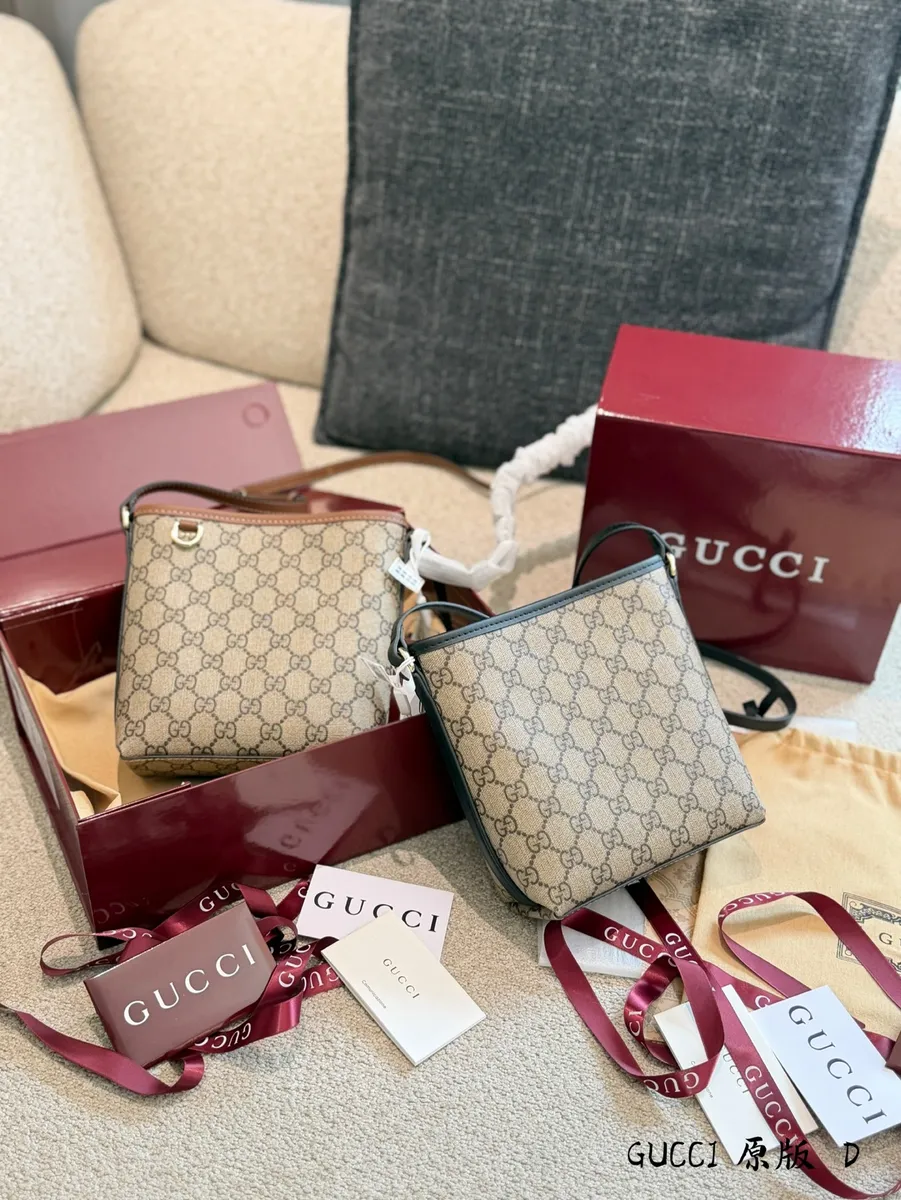 Gucci Canvas Monogram Bucket Bag - 19 × 18 × 11 cm — source photograph 1 of 3