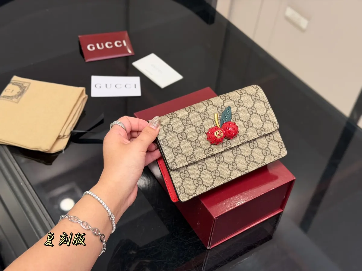 Gucci Chain Handbag - 20 × 13 cm — source photograph 1 of 3