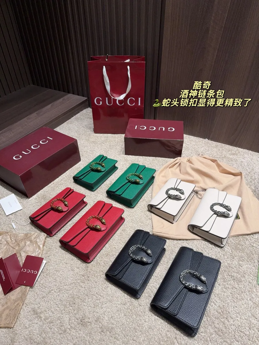 Gucci Chain Mini Bag — source photograph 1 of 3