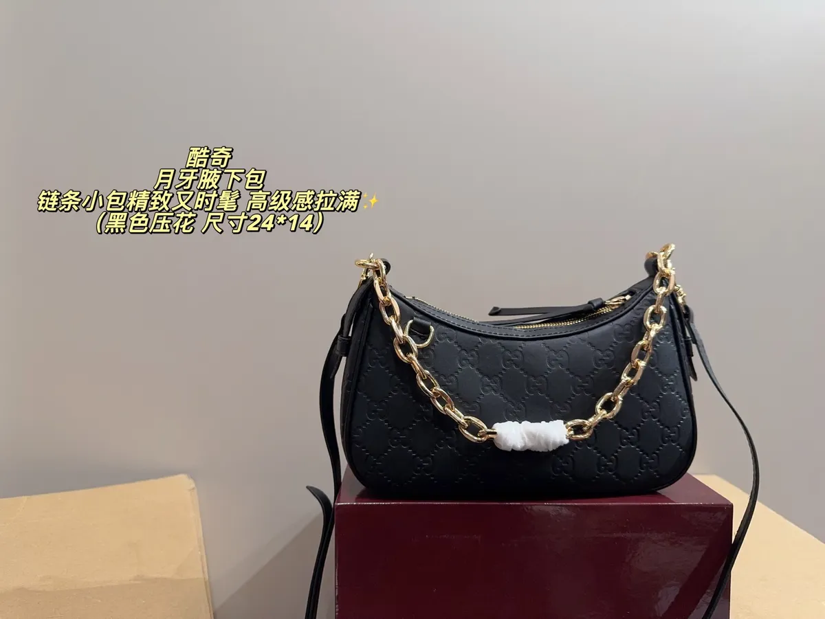 Gucci Chain Tote Bag — source photograph 1 of 3
