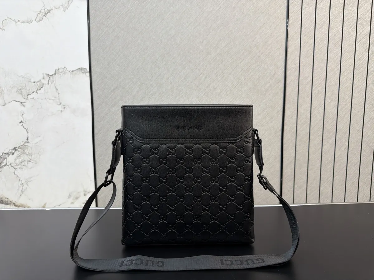 Gucci Crossbody Bag - 23 × 27 cm — source photograph 1 of 3