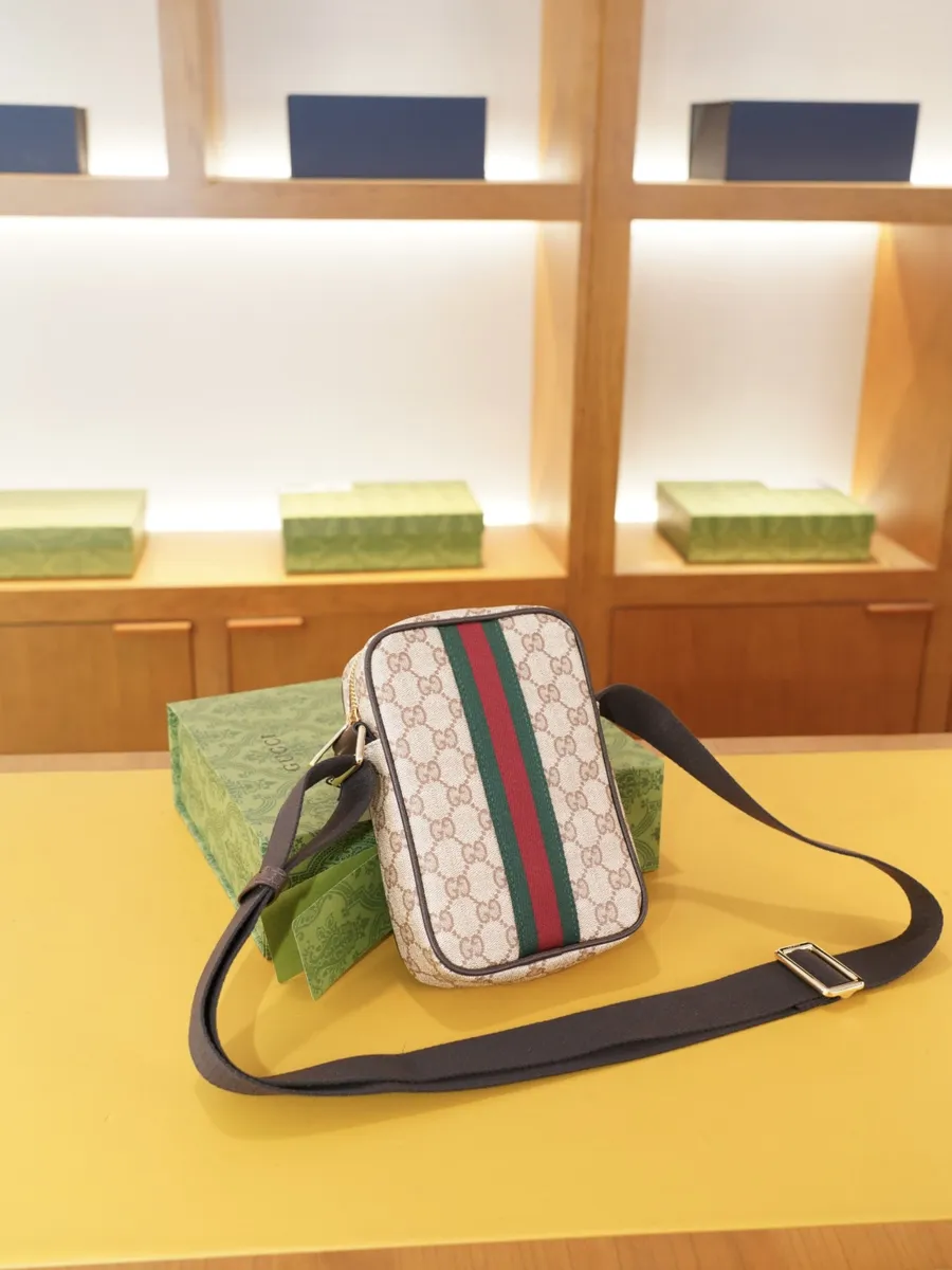 Gucci Crossbody Bag — source photograph 1 of 3